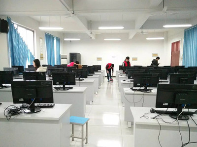 信息工程學(xué)院 以專業(yè)筑橋梁，計(jì)算機(jī)網(wǎng)絡(luò)工程施工中的雷鋒精神實(shí)踐